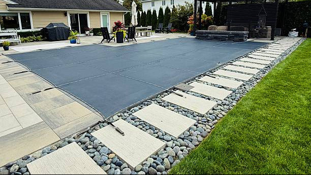 Swimming pool with safety cover